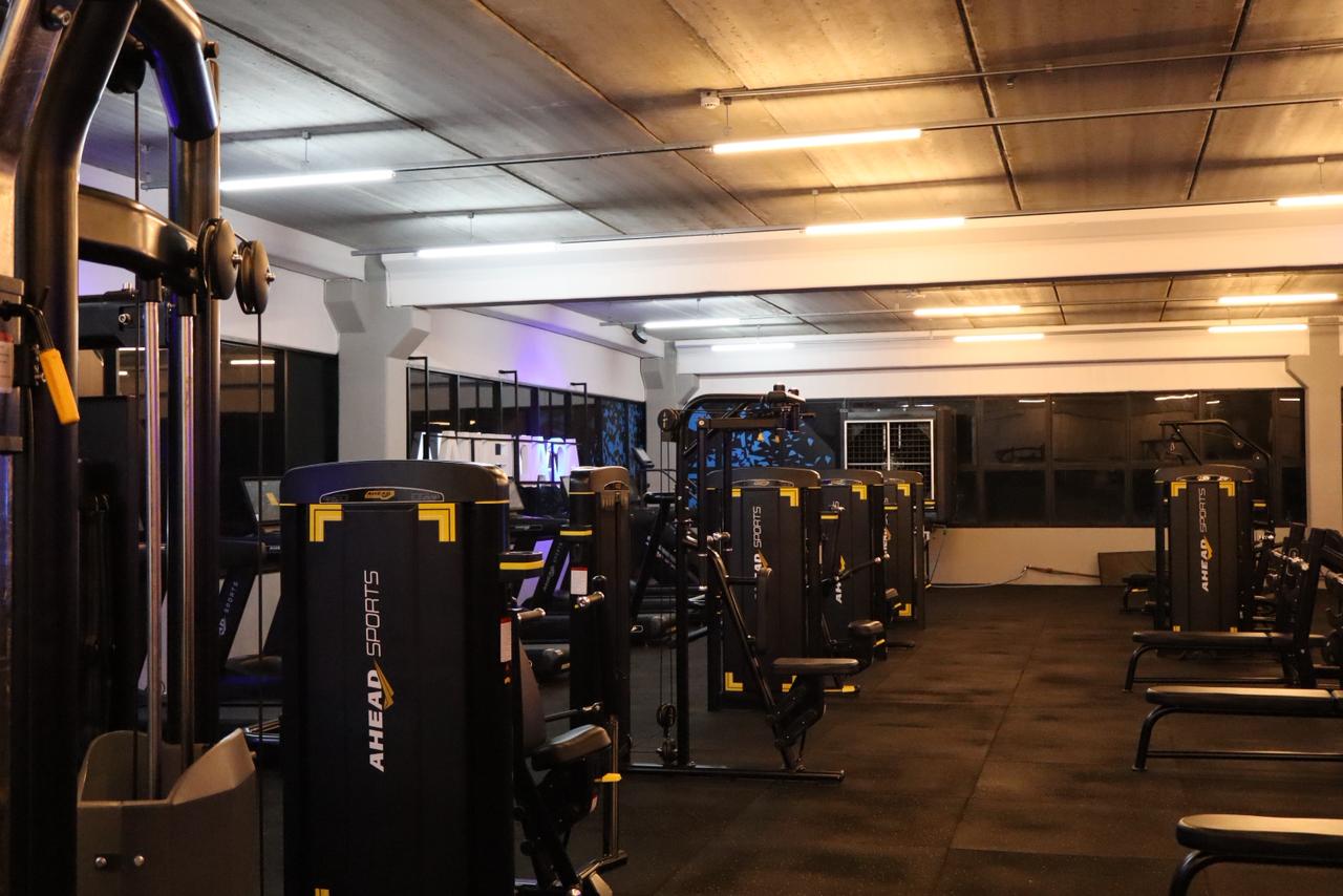 Sala ampla com equipamentos de musculação